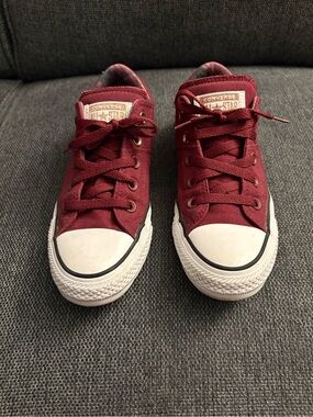 Converse Womens Low Top Sneakers in Maroon and White | Size 6
